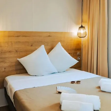 Mobil-home Spacieux Avec Terrasse - - Api-1-52-1453 * Saint-Jean-de-Monts