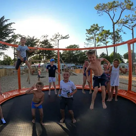 Mobil-home Spacieux Avec Terrasse - Saint-jean-de-monts - Api-1-52-1453 Camping *