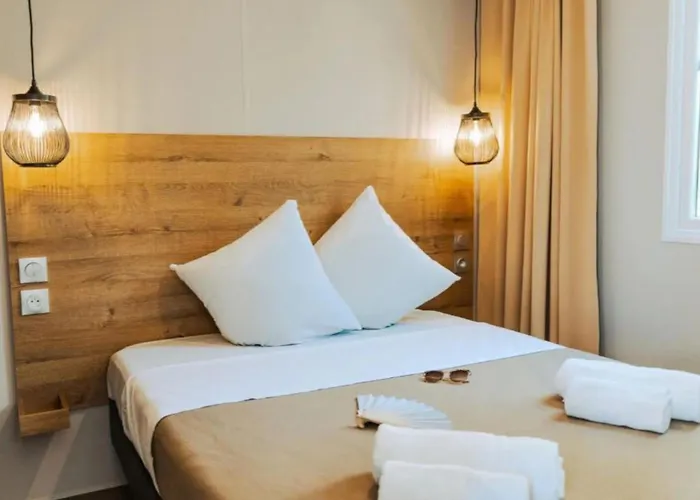 Mobil-home Spacieux Avec Terrasse - - Api-1-52-1453 * Saint-Jean-de-Monts